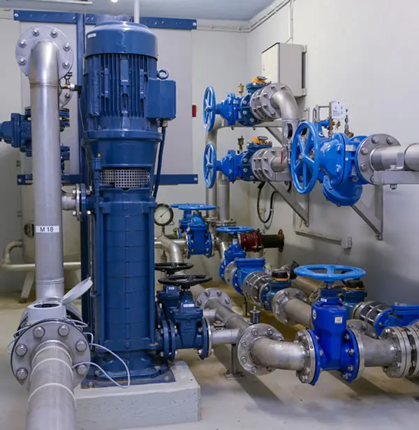 Pumpen und Leitungen in einer Anlage der Menzlesmühle